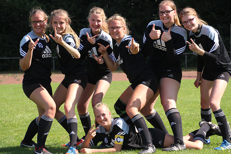 Luisa Vosgerau, Leann-Vivien Leimann, Leona Tomforde, Helke Meyer, Elisa Pott, Sabrina Heitmann (hinten von links) und Vivien Werner (liegend) haben den Aufstieg in die 2. Bundesliga geschafft.